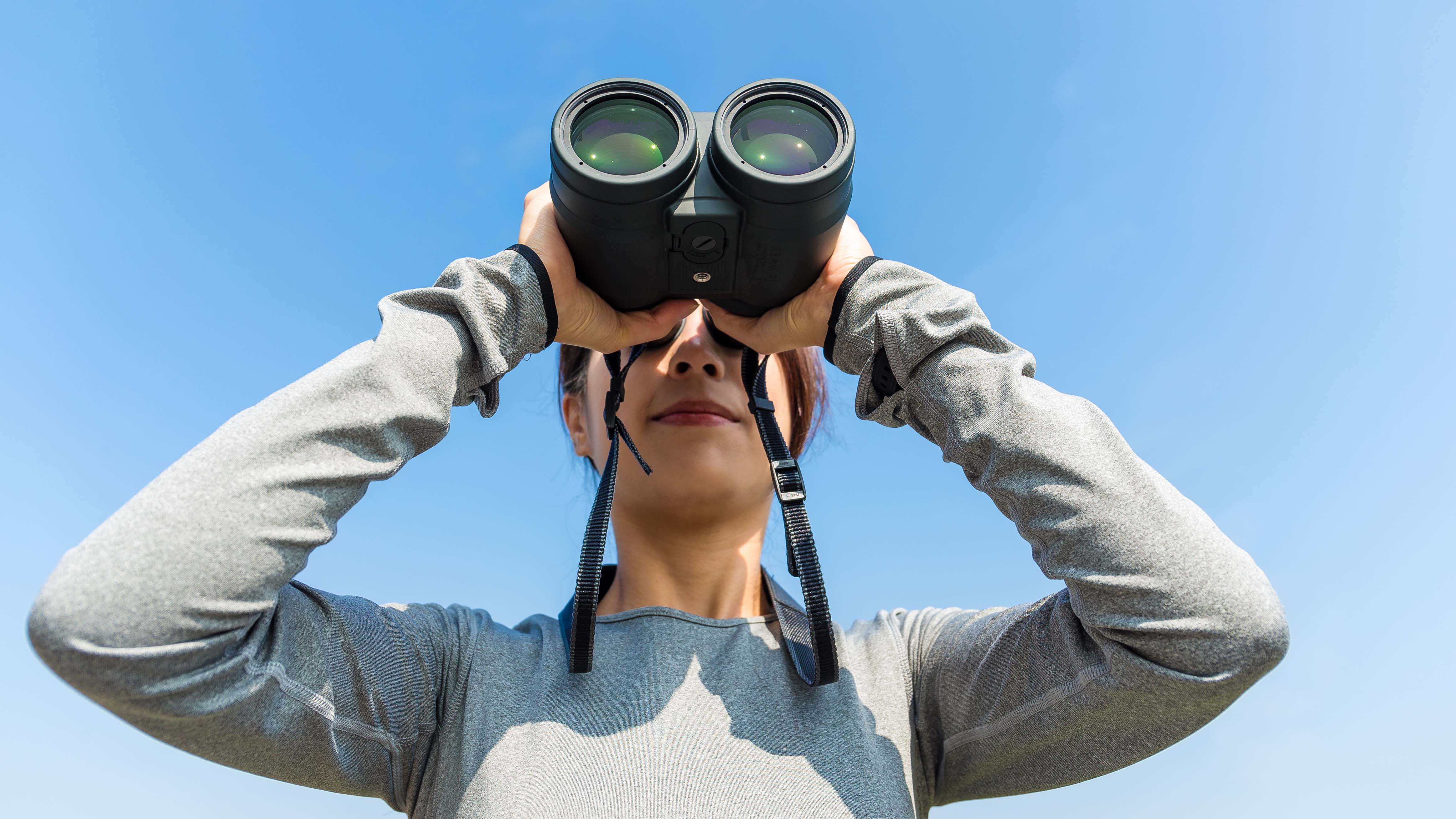 Frau mit Fernglas