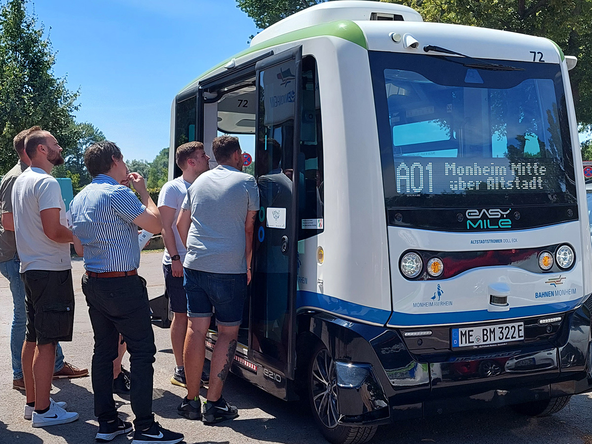 Einblicke in die Mobilität der Zukunft: Die Teilnehmer besichtigen einen autonom fahrenden Shuttlebus.